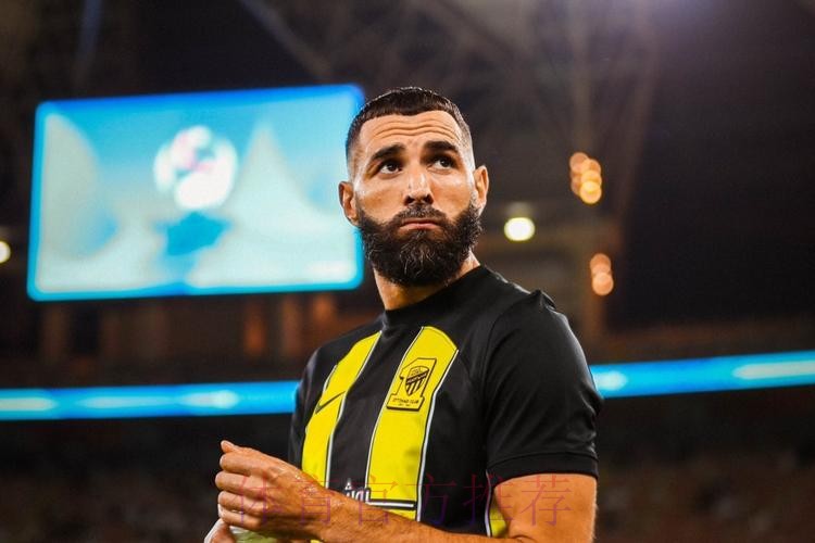 阿斯:本泽马在训练中遭托比亚斯飞铲 右脚踝不适